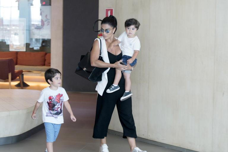 Juliana Paes com os filhos, Pedro e Antônio