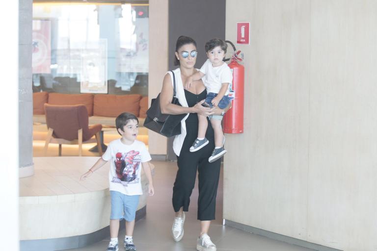 Juliana Paes com os filhos, Pedro e Antônio