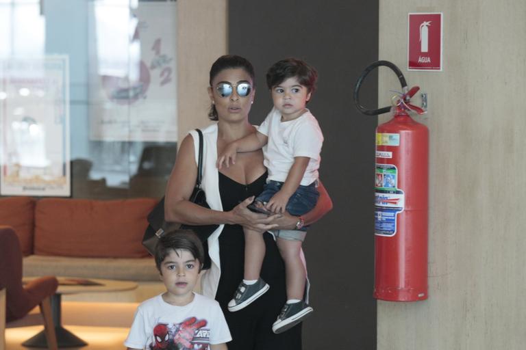 Juliana Paes com os filhos, Pedro e Antônio