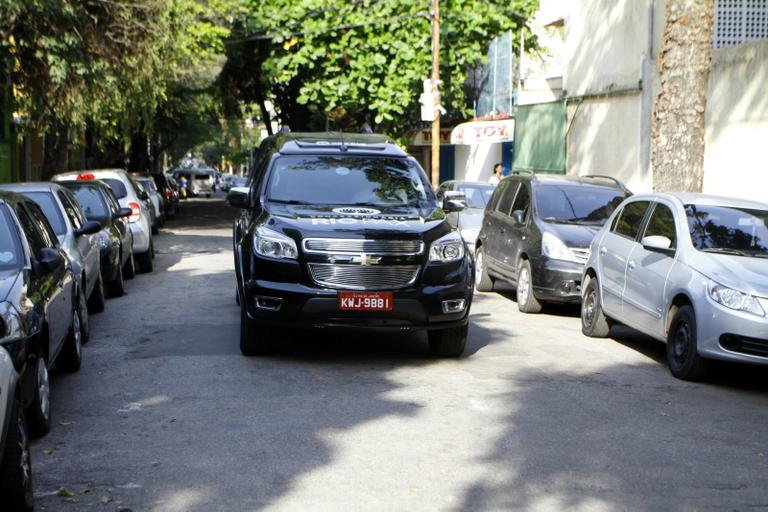 Corpo da atriz Yoná Magalhães deixa hospital no Rio