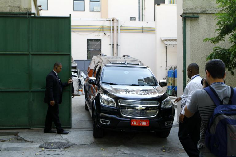 Corpo da atriz Yoná Magalhães deixa hospital no Rio