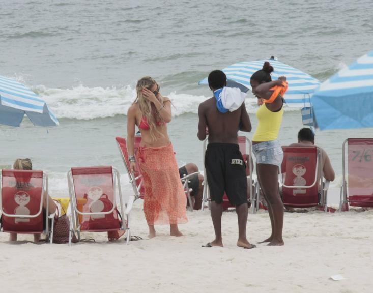 Karina Bacchi exibe corpão escultural em praia no Rio