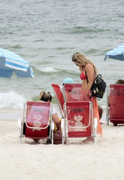 Karina Bacchi exibe corpão escultural em praia no Rio