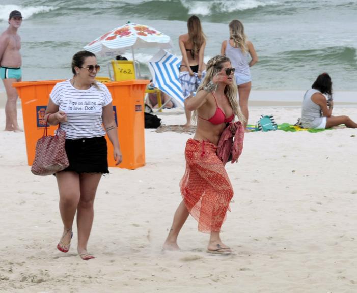 Karina Bacchi exibe corpão escultural em praia no Rio