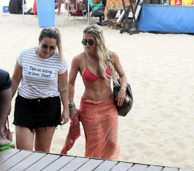 Karina Bacchi exibe corpão escultural em praia no Rio