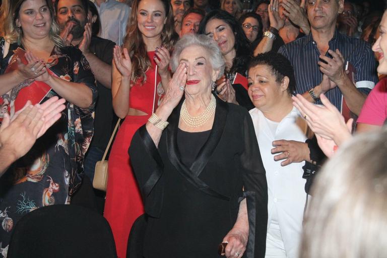 Dona Odete, mãe de Claudia Raia, se emociona na estreia de musical no Rio