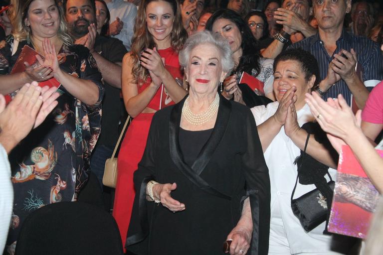 Dona Odete, mãe de Claudia Raia, se emociona na estreia de musical no Rio