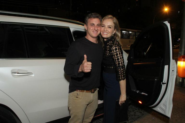 Angélica e Luciano Huck na estreia do musical Raia 30 no Rio