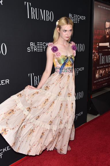 Com look romântico, Elle Fanning brilha em première