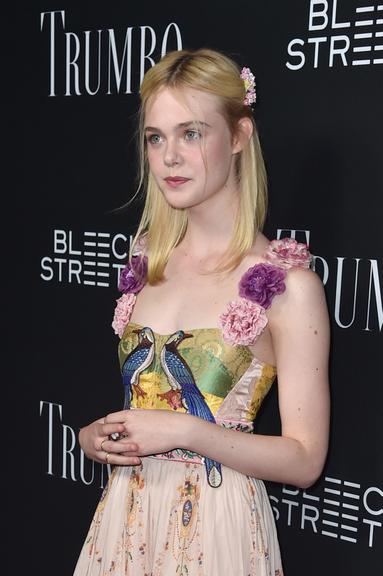 Com look romântico, Elle Fanning brilha em première