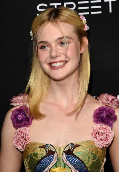 Com look romântico, Elle Fanning brilha em première