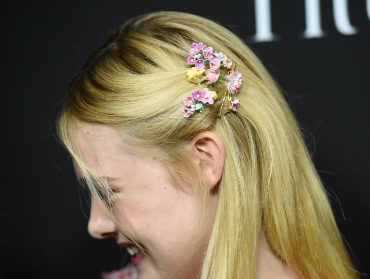 Com look romântico, Elle Fanning brilha em première