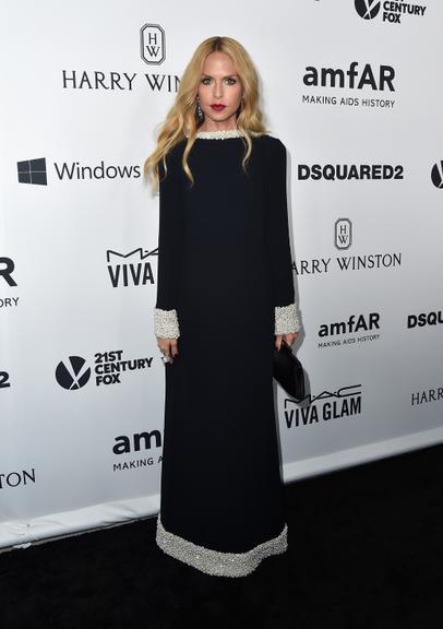 Famosos brilham no baile da amfAR, em Los Angeles