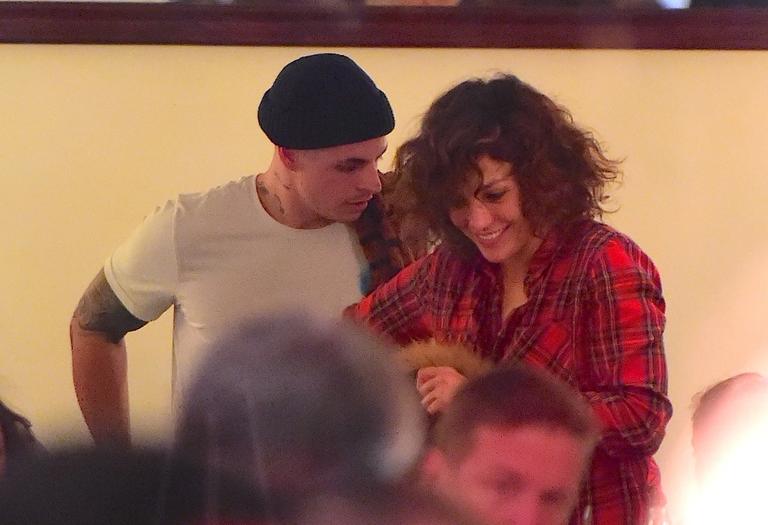 Jennifer Lopez dispensa maquiagem em encontro com namorado, Casper Smart