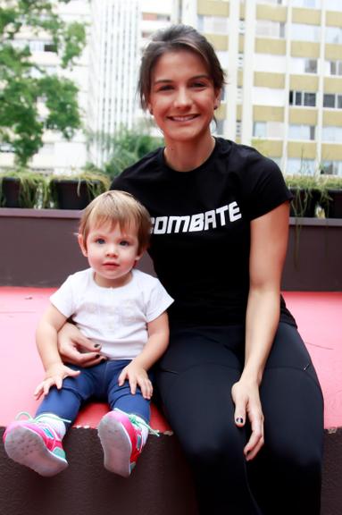 Kyra Gracie posa sorridente com a filha Ayra