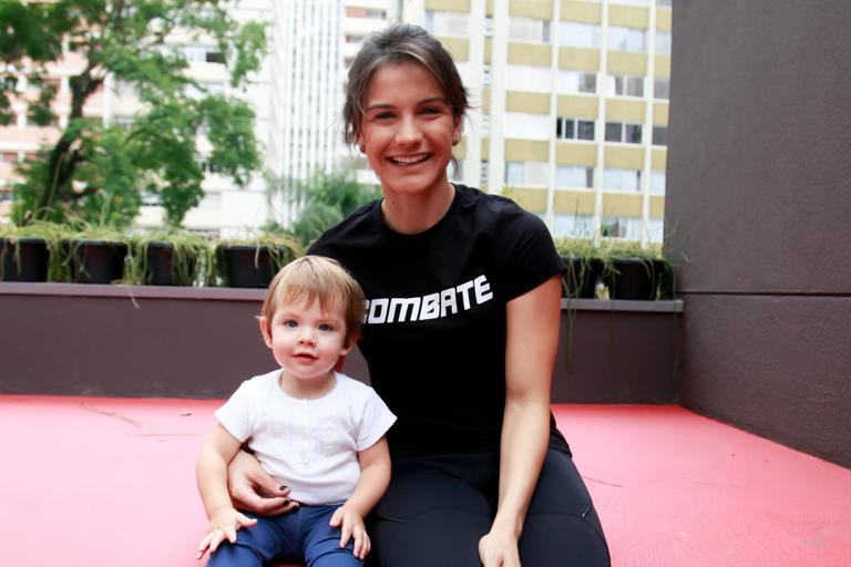 Kyra Gracie posa sorridente com a filha Ayra