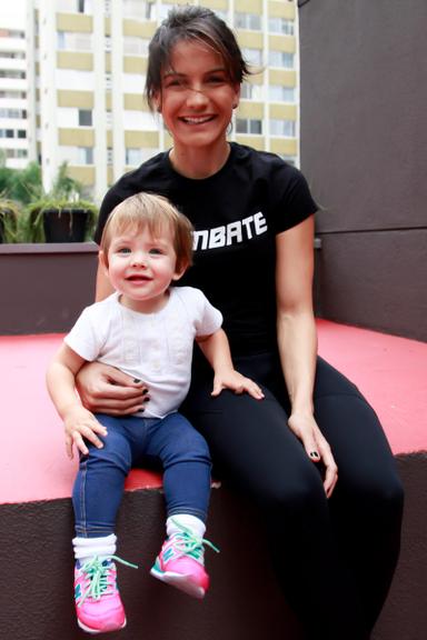 Kyra Gracie posa sorridente com a filha Ayra