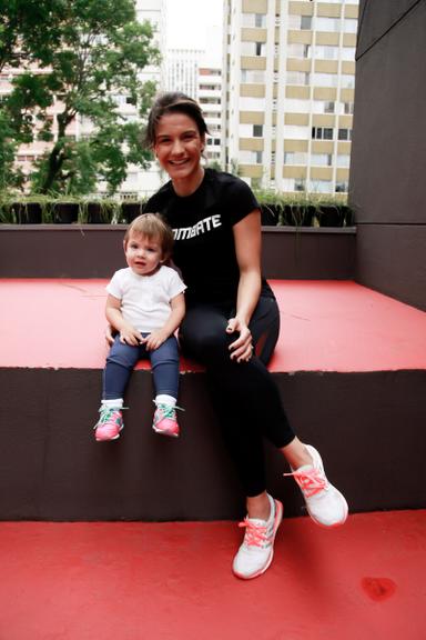 Kyra Gracie posa sorridente com a filha Ayra