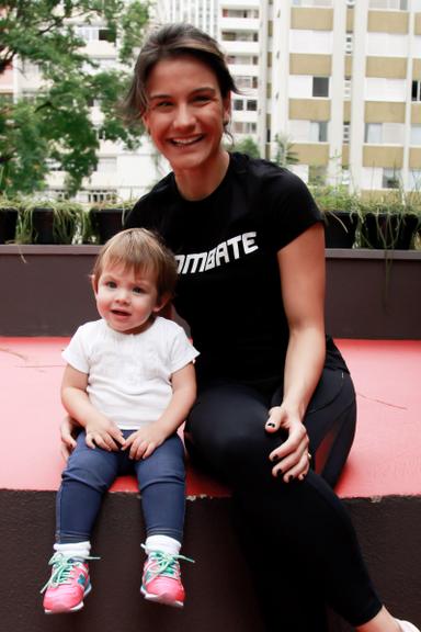 Kyra Gracie posa sorridente com a filha Ayra