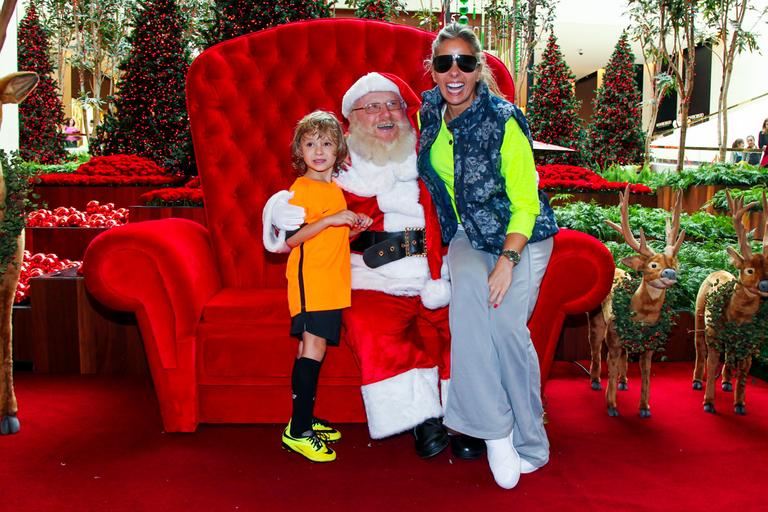 Adriane Galisteu leva o filho, Vittorio, para tirar foto com o Papai Noel