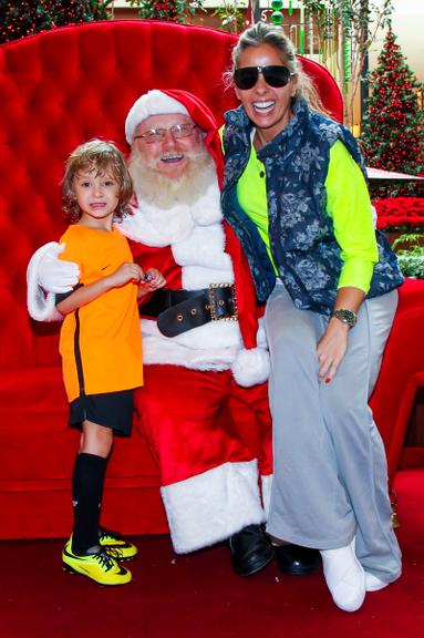 Adriane Galisteu leva o filho, Vittorio, para tirar foto com o Papai Noel