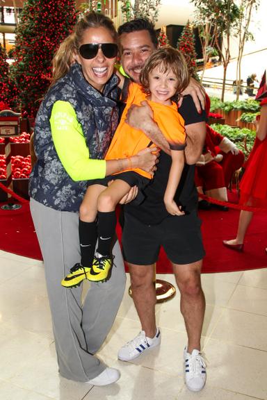 Adriane Galisteu leva o filho, Vittorio, para tirar foto com o Papai Noel