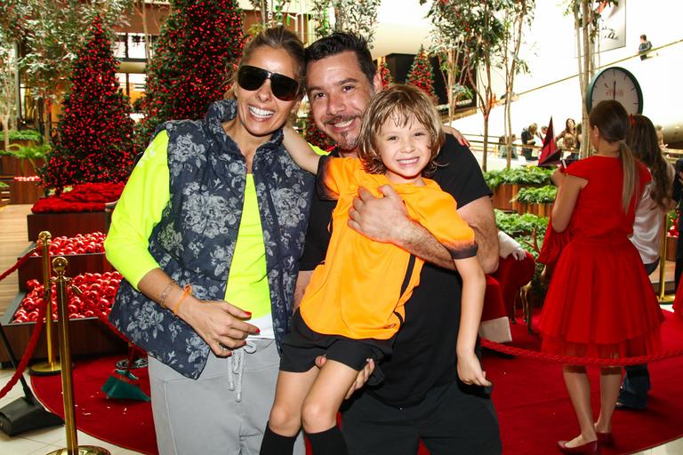 Adriane Galisteu leva o filho, Vittorio, para tirar foto com o Papai Noel