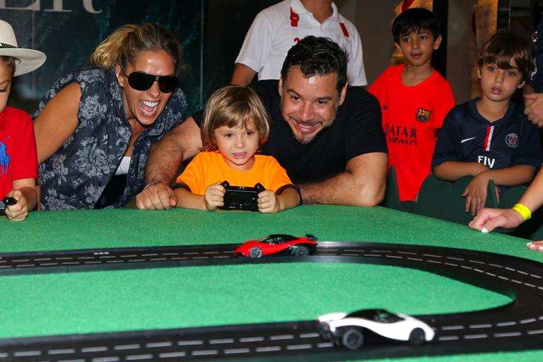 Adriane Galisteu leva o filho, Vittorio, para tirar foto com o Papai Noel