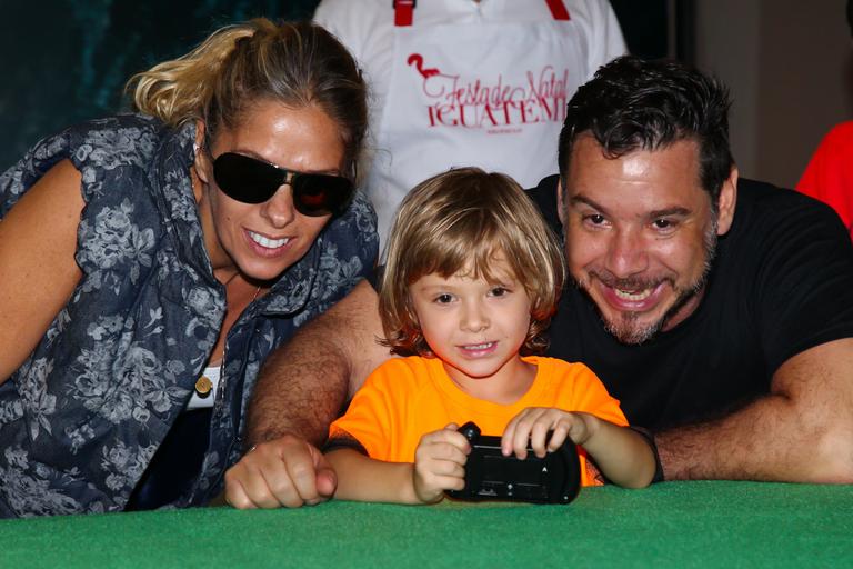 Adriane Galisteu leva o filho, Vittorio, para tirar foto com o Papai Noel