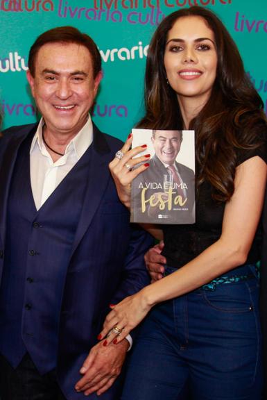 Amaury Jr recebe amigos em lançamento de livro