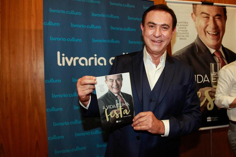 Amaury Jr recebe amigos em lançamento de livro