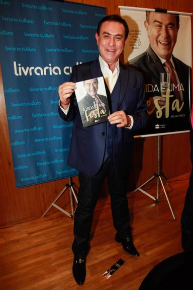 Amaury Jr recebe amigos em lançamento de livro