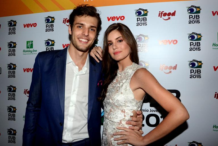 Camila Queiroz curte evento com o namorado, Lucas Cattani