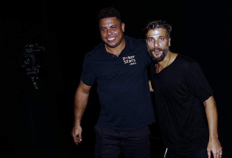 Ronaldo Nazário recebe vips em jogo de pôquer