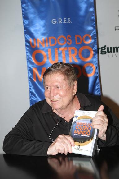 Boni recebe amigos ao lançar livro de ficção