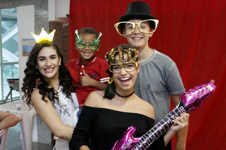 Lívian Aragão e outros atores participam de festa de Natal