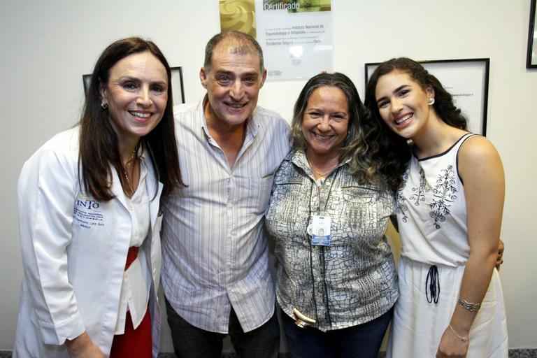 Lívian Aragão e outros atores participam de festa de Natal