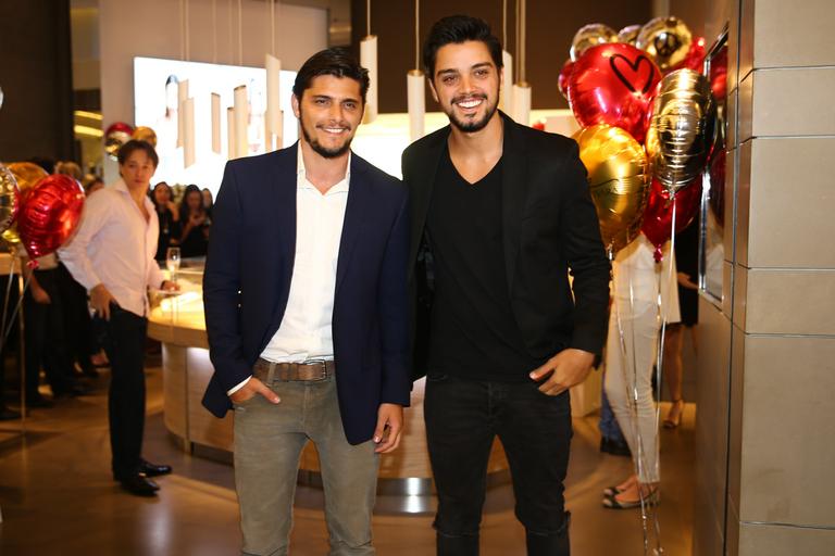 Camila Queiroz, Bruno Gissoni e Rodrigo Simas em evento de beleza