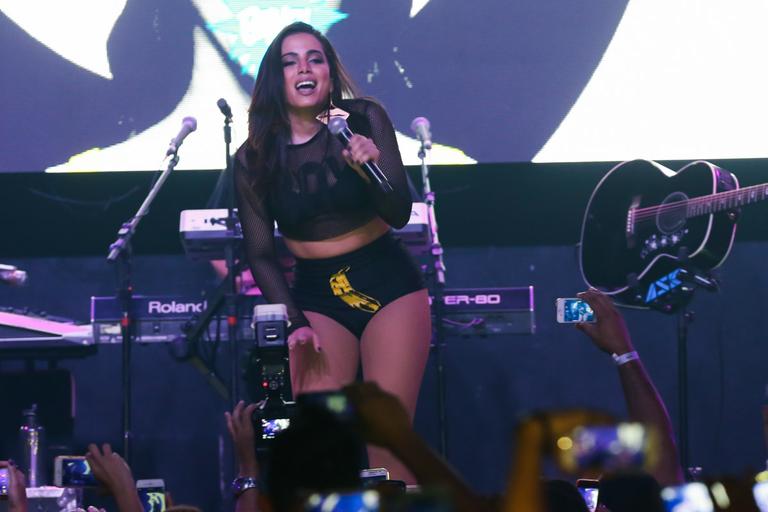 Anitta usa roupa sensual com banana em local estratégico