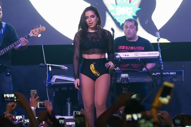 Anitta usa roupa sensual com banana em local estratégico