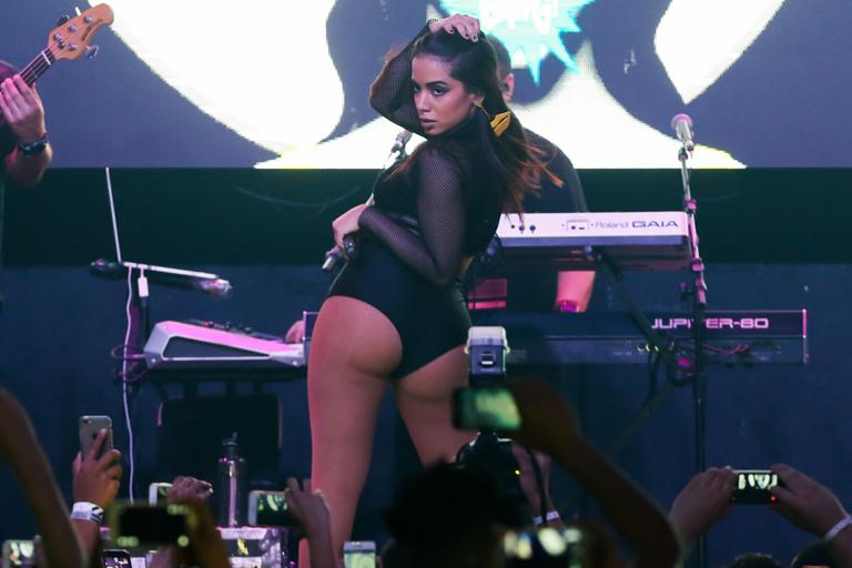 Anitta usa roupa sensual com banana em local estratégico