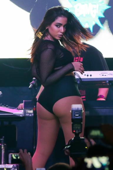 Anitta usa roupa sensual com banana em local estratégico