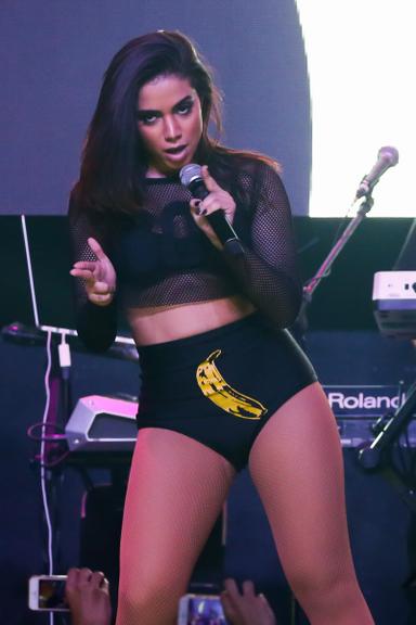 Anitta usa roupa sensual com banana em local estratégico