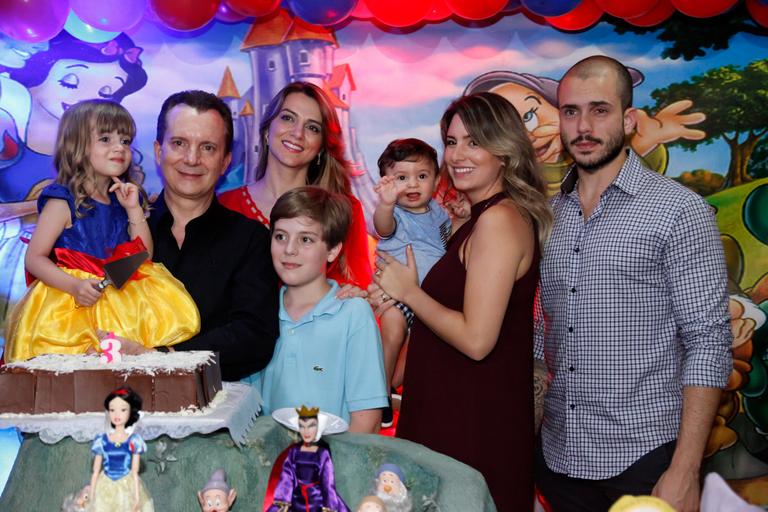 Filho de Ana Hickmann se diverte em festa infantil