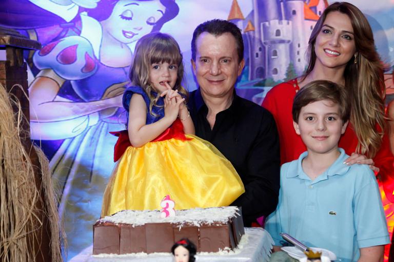 Filho de Ana Hickmann se diverte em festa infantil