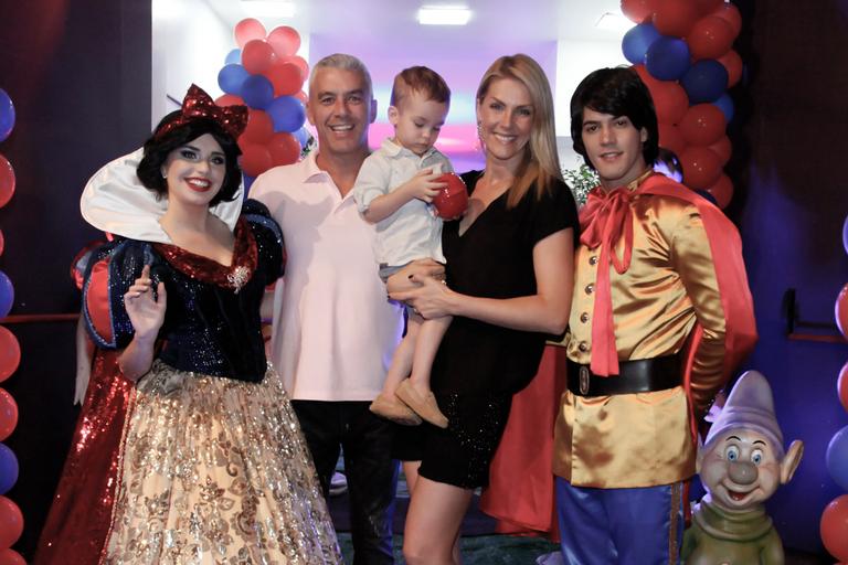 Filho de Ana Hickmann se diverte em festa infantil