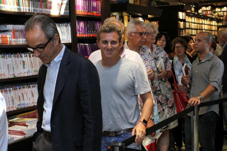 Famosos prestigiam lançamento de livro no Rio de Janeiro