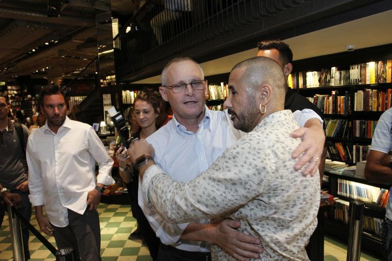 Famosos prestigiam lançamento de livro no Rio de Janeiro