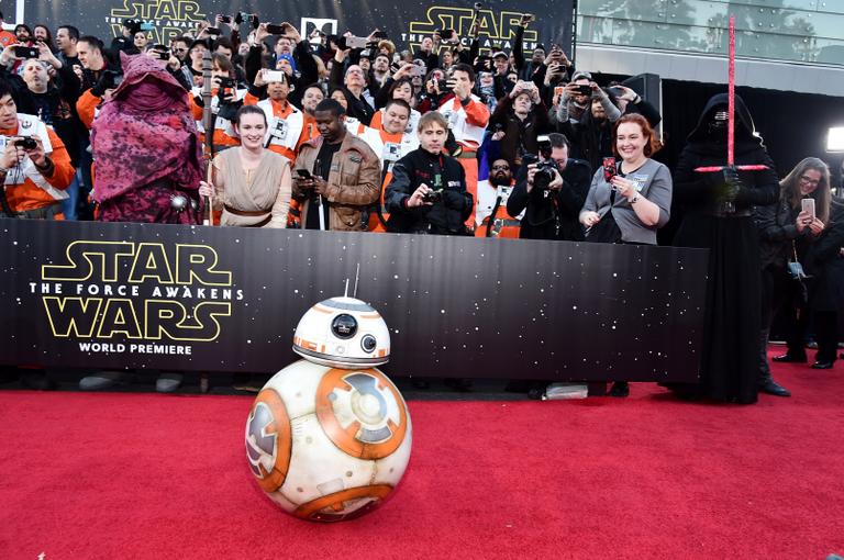 Elenco comparece na estreia mundial de 'Star Wars'