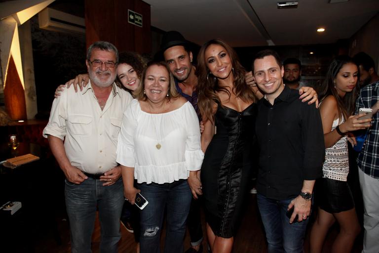 Sabrina Sato brilha em festa de confraternização de seu programa